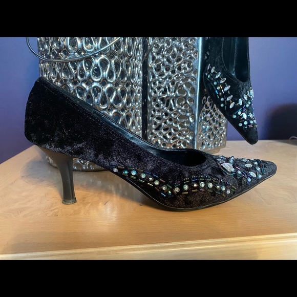 Beaded Pumps - Picture 2 of 6